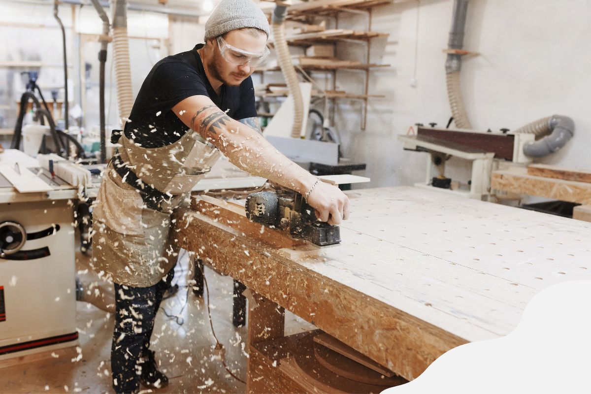 Kuva pienyrittäjä puusepästä.